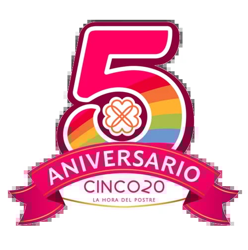 Logo del 5° aniversario de Cinco20 con flor arcoíris y banner rosa celebrando La Hora del Postre