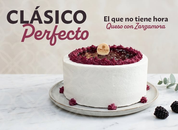 Pastel blanco con cobertura de zarzamora y frutos rojos frescos, logo Cinco20, sobre superficie de mármol