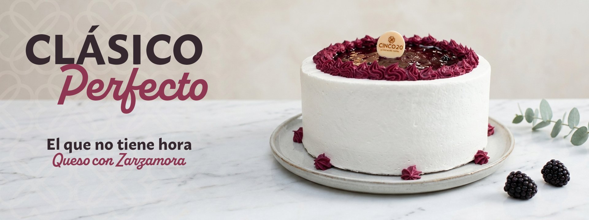Pastel blanco con cobertura de zarzamora y texto CLASICO Perfecto, publicidad de pastel con frambuesas